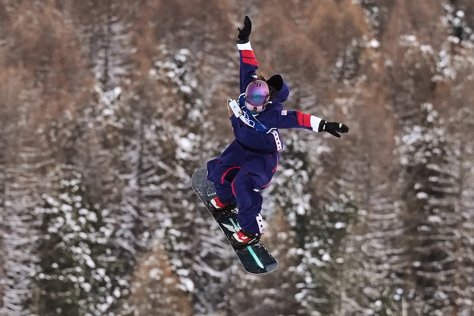 United States' Jessica Perlmutter loses her phone as she competes during the women's snowboarding slopestyle finals at the 2026 Winter Olympics, in Livigno, Italy, Wednesday, Feb. 18, 2026.