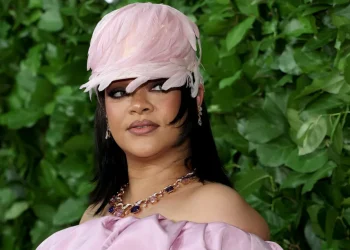 Rihanna sparks new music buzz with recording session video