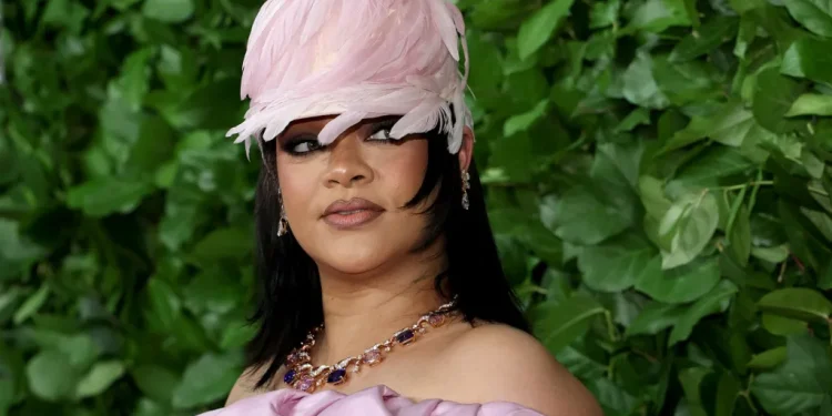 Rihanna sparks new music buzz with recording session video