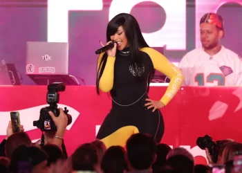 Cardi B falls off chair in concert, keeps singing, jokes about spat with Trump admin