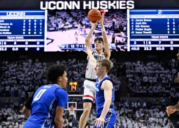 UConn men’s basketball slips to No. 6 in AP poll; Mullins named Big East Freshman of the Week