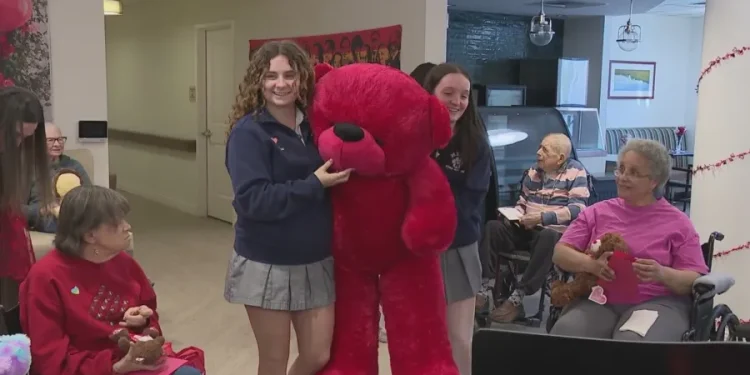 What's Right with Schools: High school students spread love at New Haven nursing home