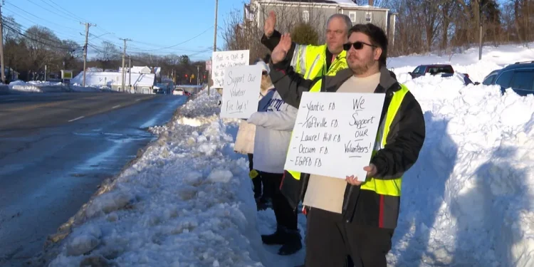Norwich neighbors protest in support of Yantic Volunteer Fire Company