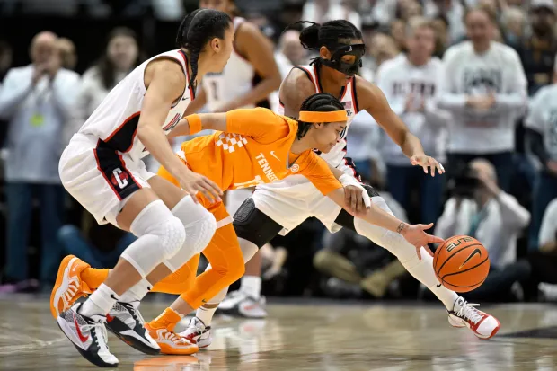 Tennessee guard Mia Pauldo, center, is guarded by UConn guards Azzi Fudd, left, and KK Arnold, right, in the first half of an NCAA college basketball game, Sunday, Feb. 1, 2026, in Hartford, Conn. (AP Photo/Jessica Hill)
