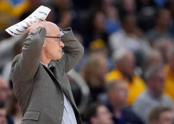 Dan Hurley ejected as late run from UConn men comes up short in costly 68-62 loss at Marquette