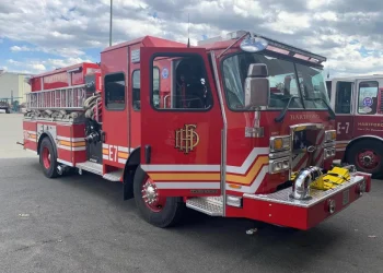 Fire hydrant damaged after crash on Asylum Avenue in Hartford