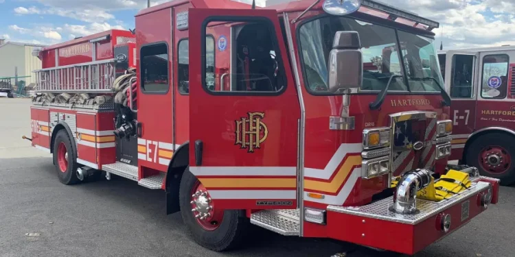 Fire hydrant damaged after crash on Asylum Avenue in Hartford