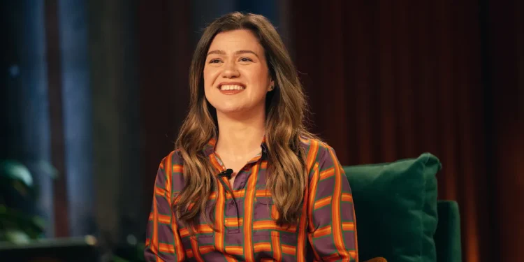 Kelly Clarkson calls out ‘American Idol' for ‘lying' about $1 million prize and car