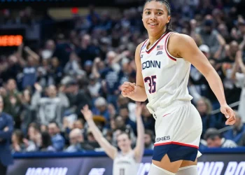 Fudd's 34 points, 8 3-pointers powers UConn past Syracuse and into Sweet 16 for 32nd straight time