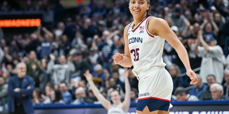 Fudd's 34 points, 8 3-pointers powers UConn past Syracuse and into Sweet 16 for 32nd straight time