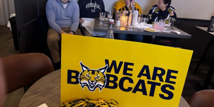 Women's hockey fans thrilled as UConn, Yale, and Quinnipiac win opening tourney games