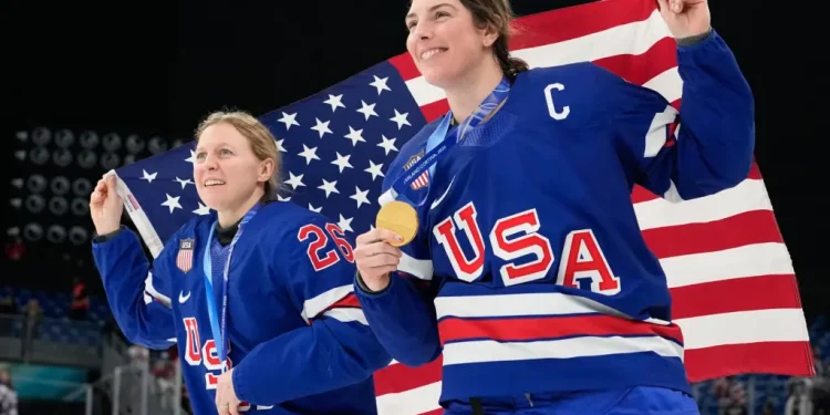Hilary Knight delivers joke during ‘SNL’ appearance featuring US men and women hockey gold medal winners