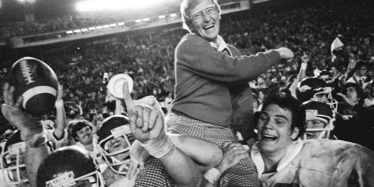 Lou Holtz, who coached Notre Dame to national title, dies at 89; had stop at UConn in 1960s