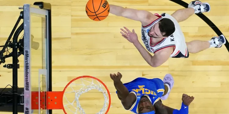 UConn fans salute men's basketball team ahead of NCAA Tournament Sweet 16