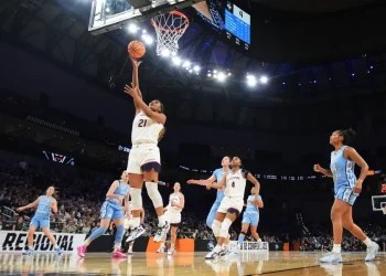 UConn women shake off slow start, beat North Carolina in Sweet 16