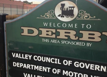 Crews working to fix water main break in Derby