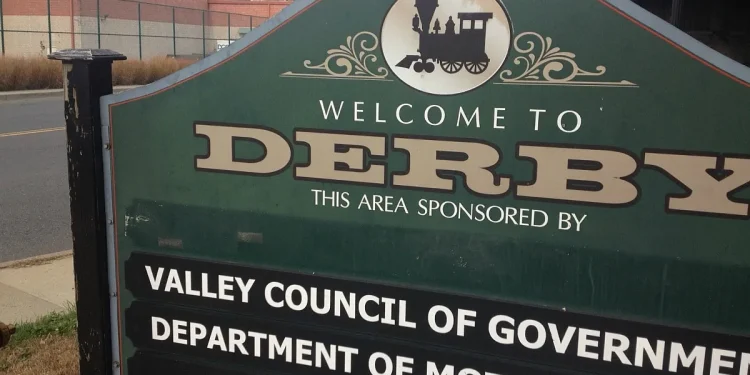 Crews working to fix water main break in Derby