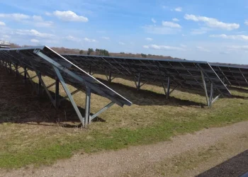 ‘I don't think we have balance': Gov. Lamont tours solar facilities in East Windsor