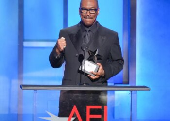 Eddie Murphy receives life achievement award by AFI, drawing standing ovation