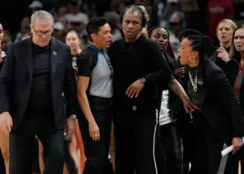Auriemma apologizes for actions at end of UConn's loss to South Carolina