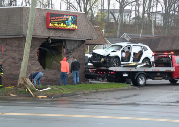 Car crashes into restaurant on Foxon Road in East Haven