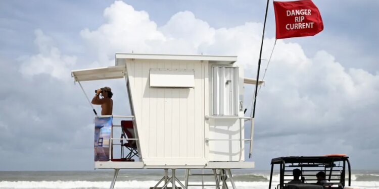 Connecticut man drowns in rip current at Florida beach