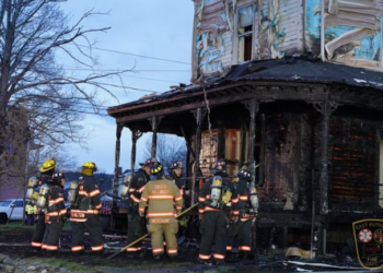 Family pet killed, 2 firefighters injured after apartment building fire in Putnam