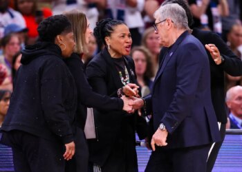 Geno Auriemma apologizes after tense exchange with Dawn Staley in UConn loss