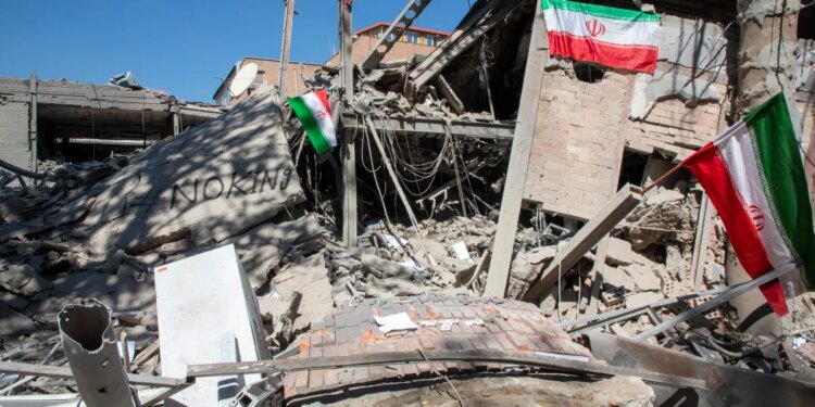 U.S. and Iranian officials arrive in Pakistan for peace talks