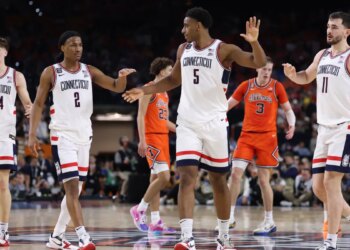 UConn reaches 3rd national title game in 4 seasons, beating Illinois 71-62 behind Mullins and Reed