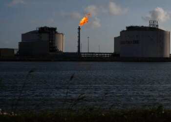 Oil prices jump amid renewed tensions over the Strait of Hormuz