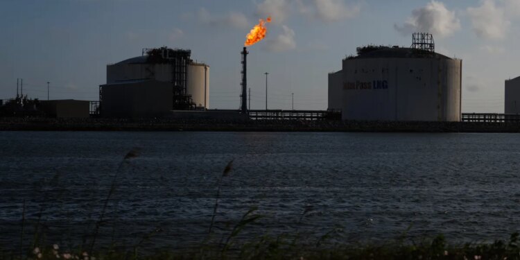 Oil prices jump amid renewed tensions over the Strait of Hormuz