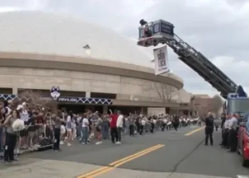 Thousands attend rally at Gampel Pavilion to send UConn men to Final Four