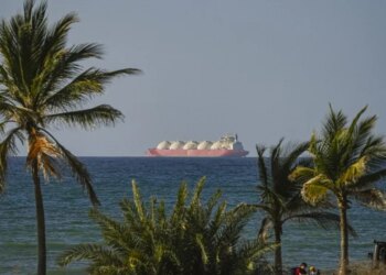 US military poised to blockade Iranian ports, while Tehran threatens other in Mideast