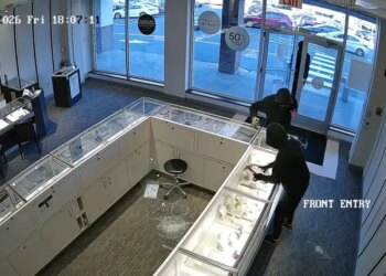 VIDEO: 3 suspects steal handfuls of jewelry from Wethersfield Kay Jewelers