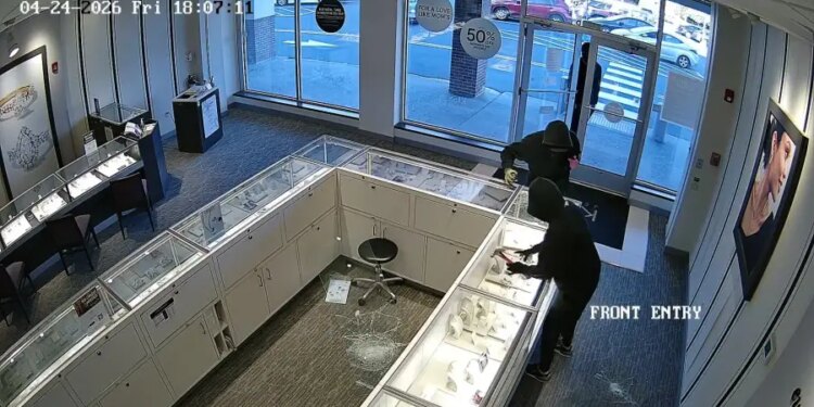 VIDEO: 3 suspects steal handfuls of jewelry from Wethersfield Kay Jewelers