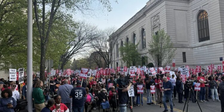 Yale union, community members rally for new contracts