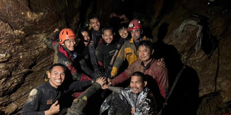 Four more men rescued from flooded cave after becoming trapped while searching for gold