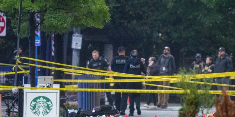 Gunman fatally shot, bystander wounded outside White House