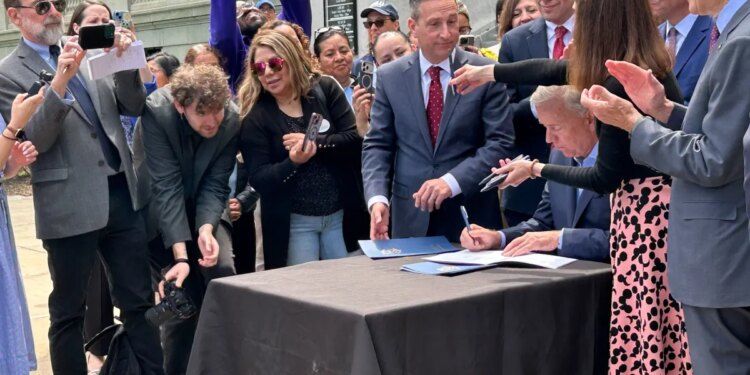 Gov. Lamont signs bill making it easier for people to sue ICE, federal law enforcement