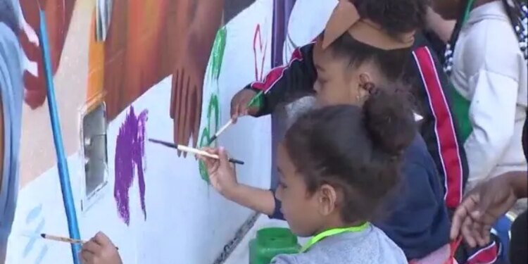 Preschoolers help paint STEAM-themed mural in Hartford