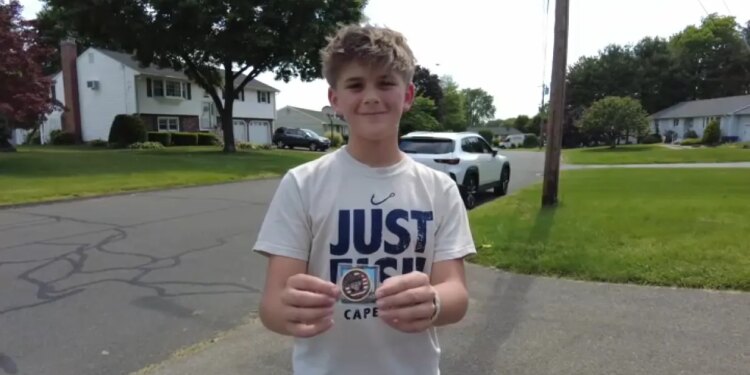 Newington middle schooler credited with helping elderly man who fell in driveway