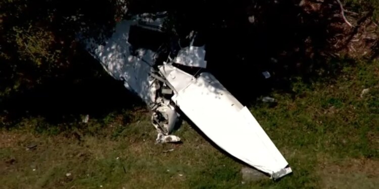 Pilot dies in small plane crash at RI airport