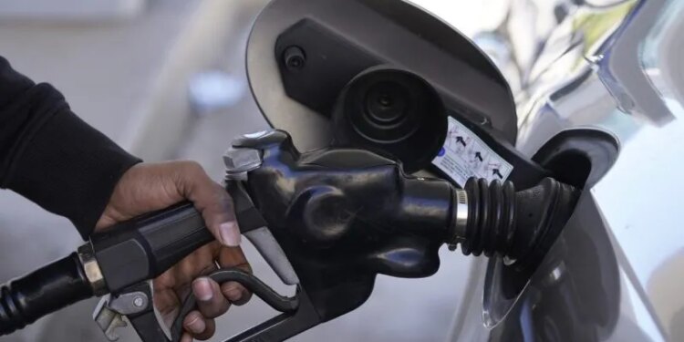 Average gas price drops 11 cents in Connecticut