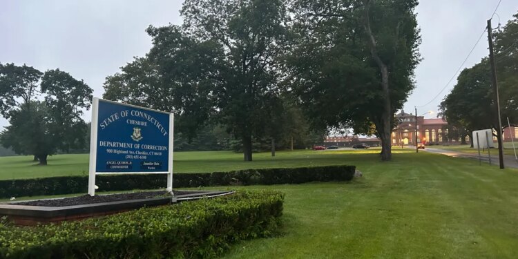 Cheshire inmate injures 6 officers following contraband discovery: Police