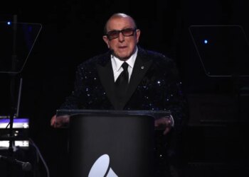 Clive Davis received award from Avon Theatre before his death