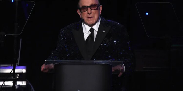 Clive Davis received award from Avon Theatre before his death