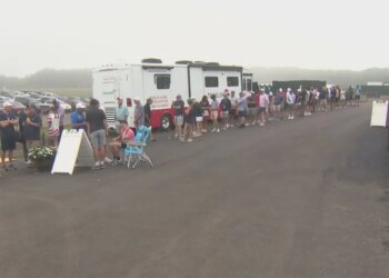 Fans return to Travelers Championship for Monday playoff