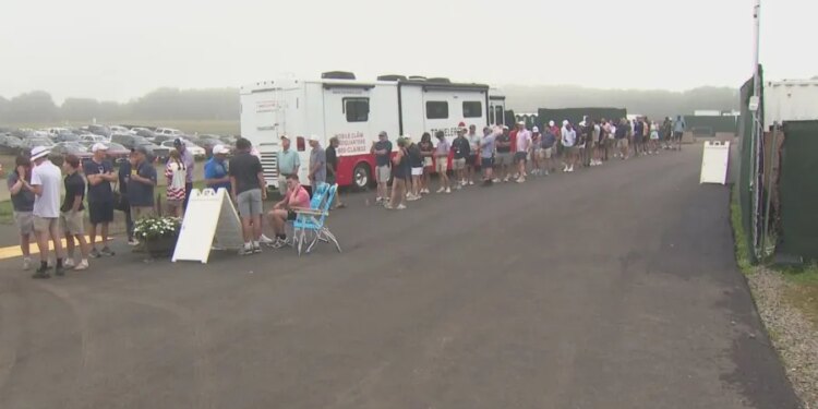 Fans return to Travelers Championship for Monday playoff