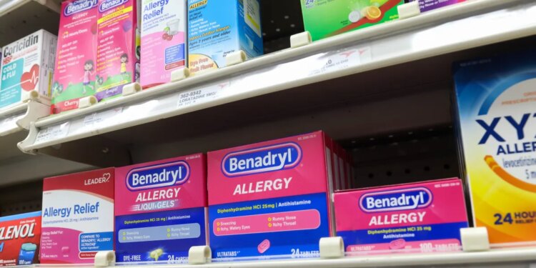 Doctors warn parents of resurfacing social media challenge involving Benadryl